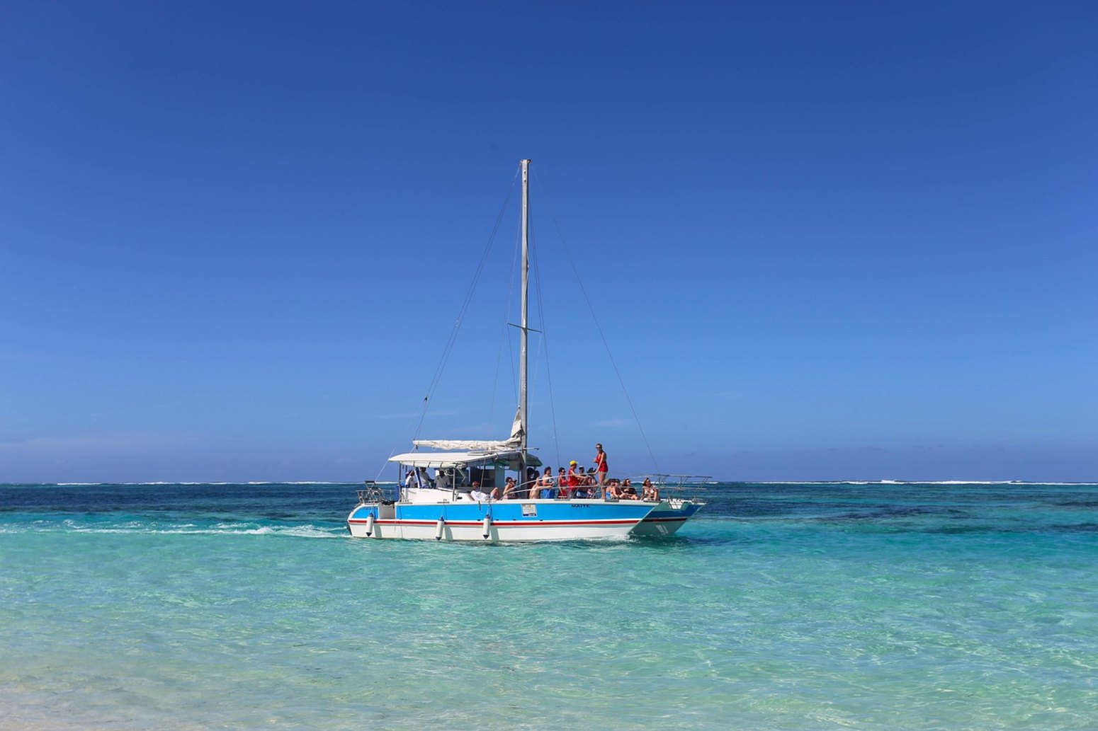 Catamarán en el mar Caribe, excursión en Punta Cana en verano