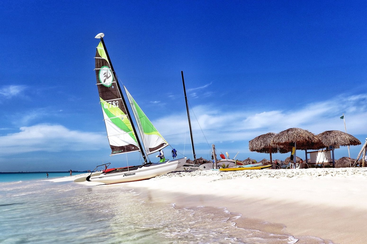 Catamarán en una playa del Caribe