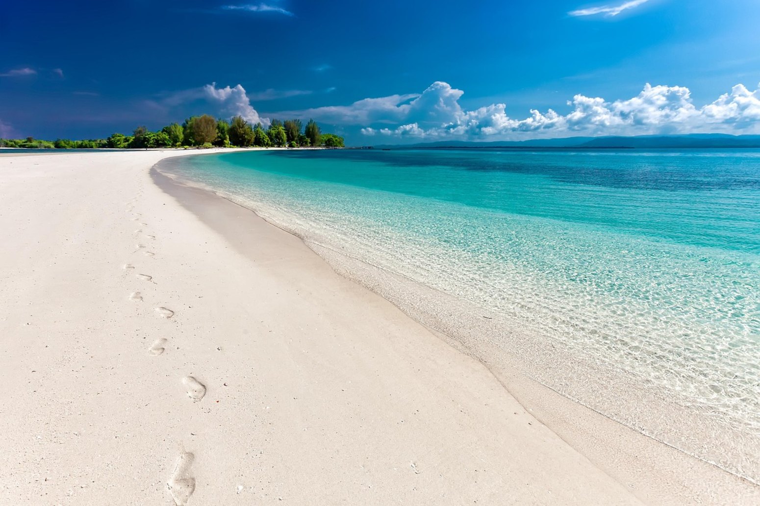 Playa de arena blanca en Samaná