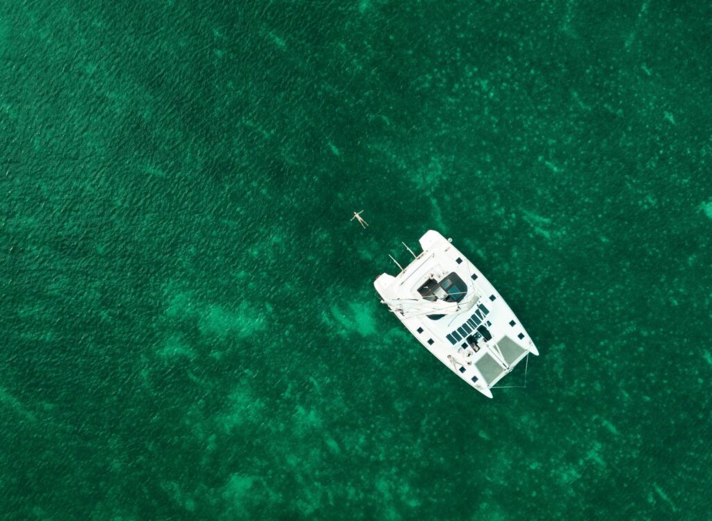 Catamarán fondeado en aguas turquesa