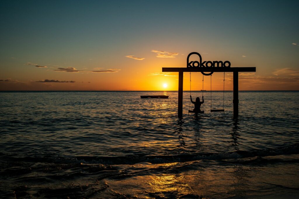 Columpio en el mar al atardecer
