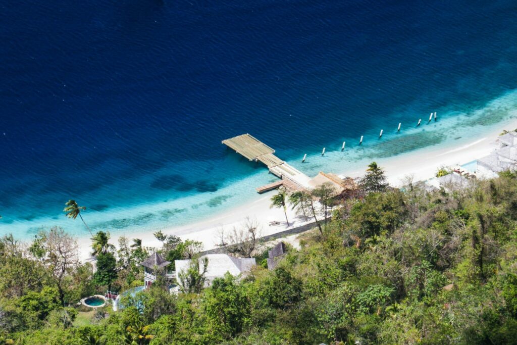 Playa blanca con muelle