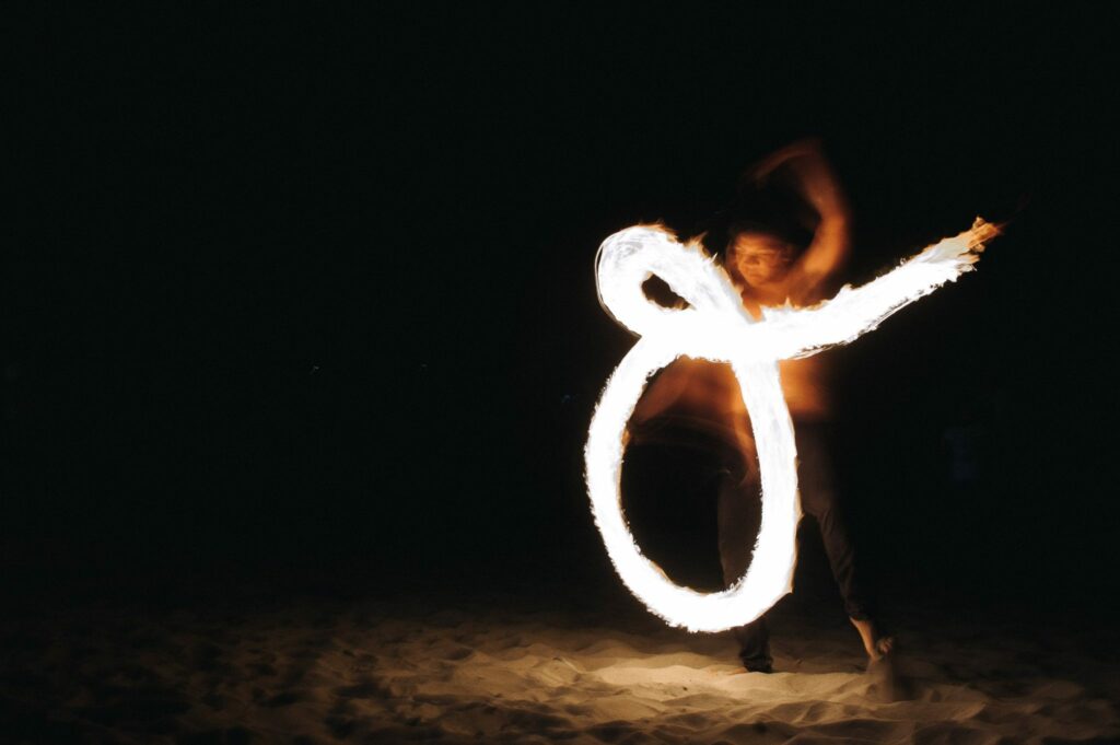 Show de fuego en la playa