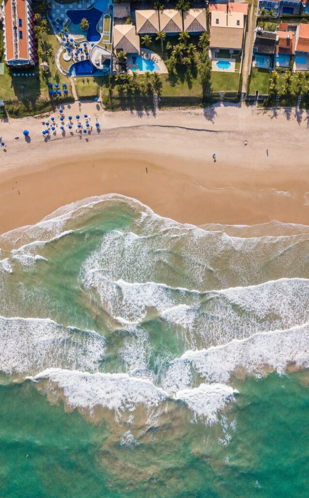 Resort, piscinas y olas desde el aire