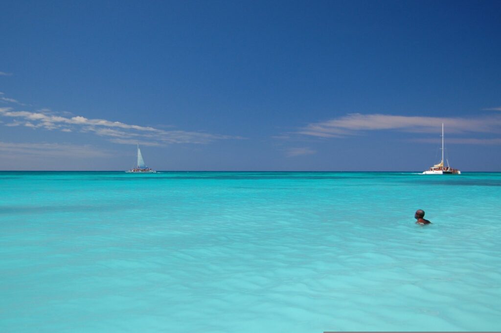 Catamaranes rumbo a Saona
